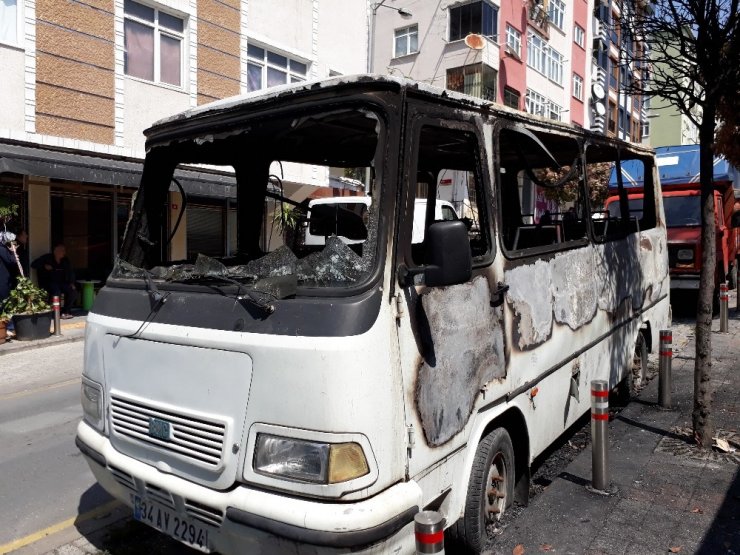 Güngören'de, Park halindeki minibüs alev alev yandı