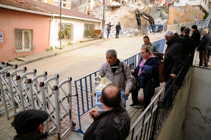 Kağıthane’de vatandaşlar polis nezaretinde evlerine girdi