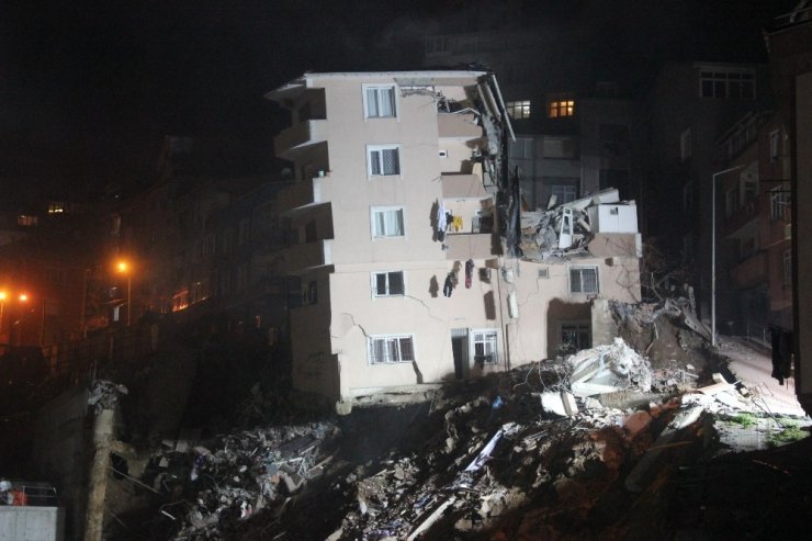 Kağıthane’de yıkılma tehlikesi olan bina yıkıldı