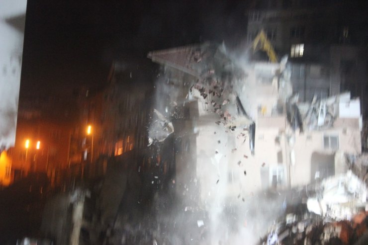 Kağıthane’de yıkılma tehlikesi olan bina yıkıldı