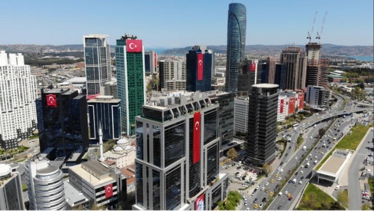 Maslak’ta gökdelenler kırmızı beyaza büründü