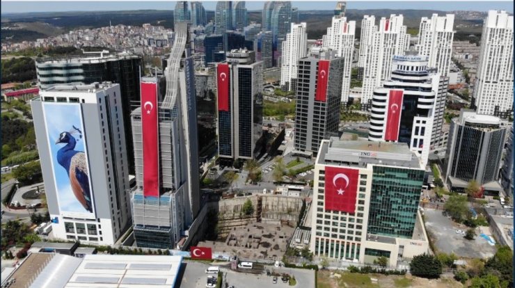 Maslak’ta gökdelenler kırmızı beyaza büründü