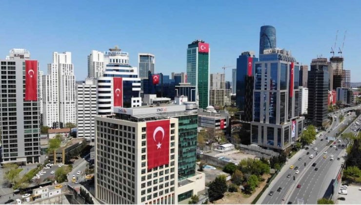 Maslak’ta gökdelenler kırmızı beyaza büründü