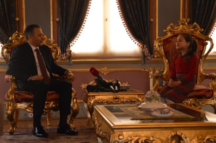 Vali Yerlikaya, koltuğunu 4. sınıf öğrencisi Zeynep Yiğit’e devretti
