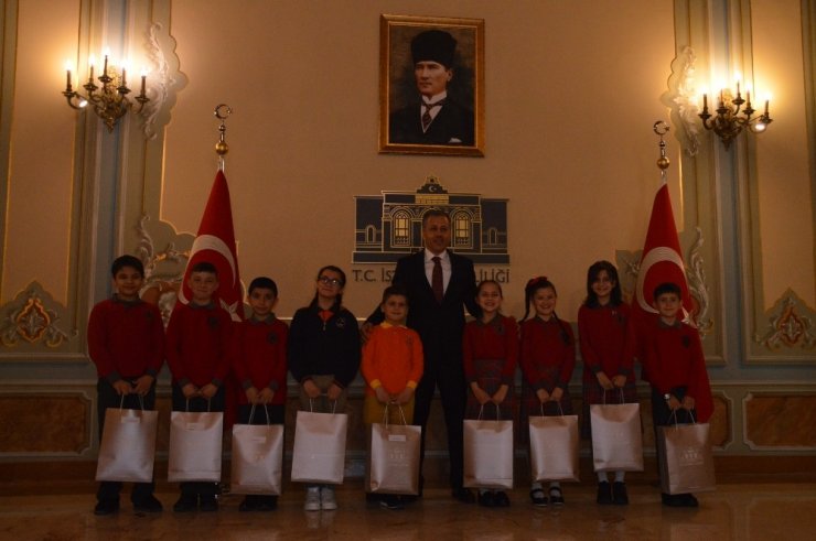 Vali Yerlikaya, koltuğunu 4. sınıf öğrencisi Zeynep Yiğit’e devretti