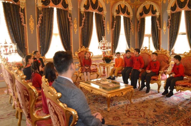 Vali Yerlikaya, koltuğunu 4. sınıf öğrencisi Zeynep Yiğit’e devretti