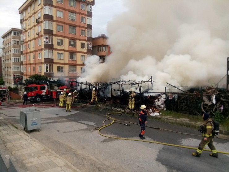 Ataşehir’de kereste marketi alev alev yandı
