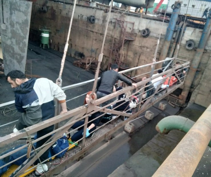 Tuzla’da bir tersanede iskelenin halatı koptu: 5 işçi yaralandı