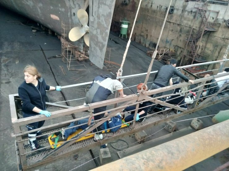 Tuzla’da bir tersanede iskelenin halatı koptu: 5 işçi yaralandı