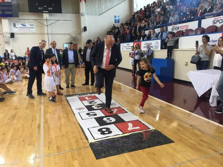Kadıköy’de Geleneksel Çocuk Oyunları Liginde ödüller sahiplerini buldu