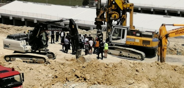 Okul inşaatındaki göçük altında kalan işçi hayatını kaybetti