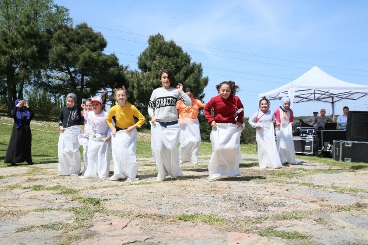 Yetim öğrenciler Sultangazi’deki Uçurtma Şenliği’nde buluştu