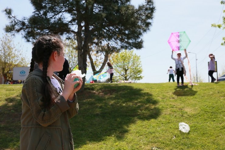 Yetim öğrenciler Sultangazi’deki Uçurtma Şenliği’nde buluştu
