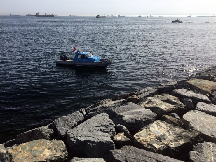 Zeytinburnu sahilinde denizden erkek cesedi çıkarıldı