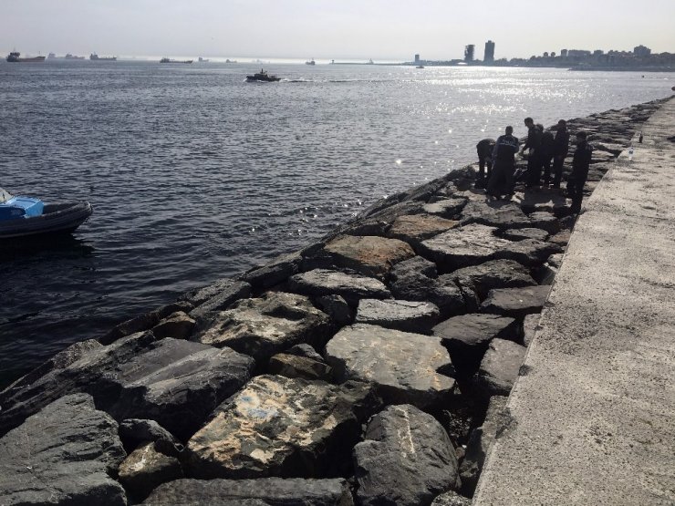 Zeytinburnu sahilinde denizden erkek cesedi çıkarıldı