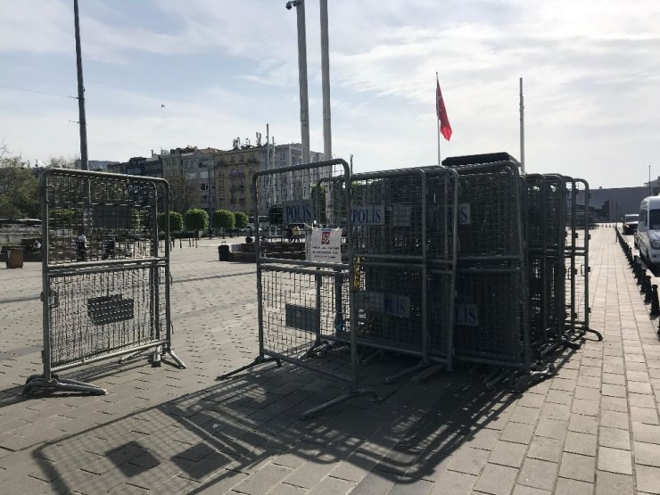 1 Mayıs öncesi Taksim’e polis bariyerleri getirildi