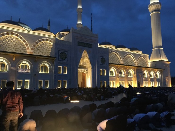 Büyük Çamlıca Camii’nde tarihi kalabalık