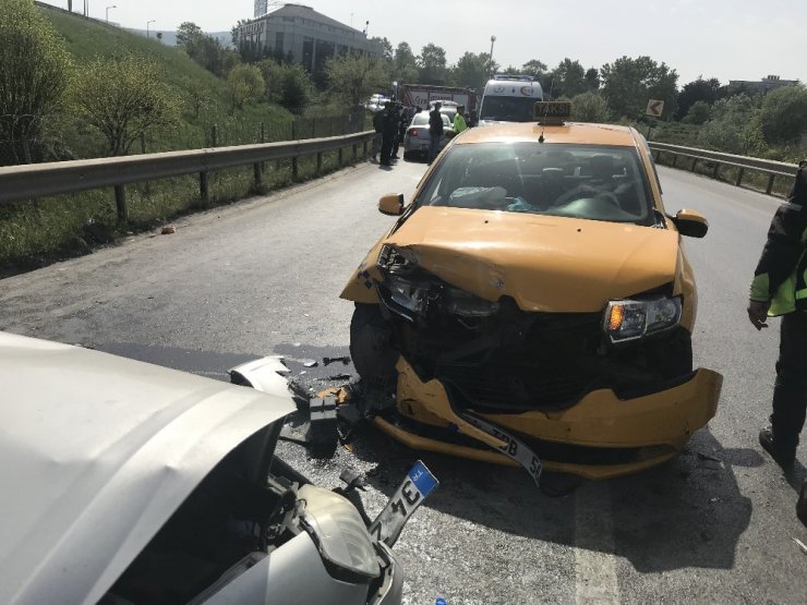 Sancaktepe’de araçlar kafa kafaya çarpıştı: 3 yaralı