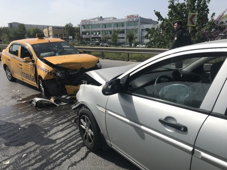 Sancaktepe’de araçlar kafa kafaya çarpıştı: 3 yaralı