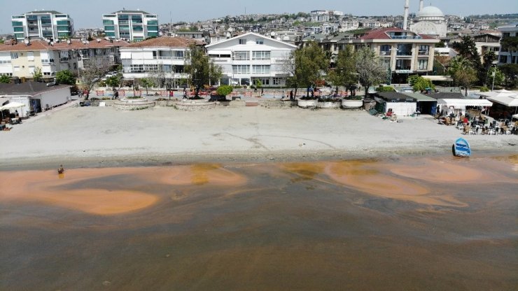 Büyükçekmece’de turuncuya dönen deniz, havadan görüntülendi