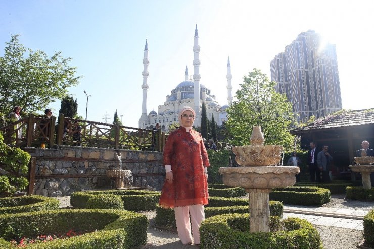 Emine Erdoğan, Nezahat Gökyiğit Botanik Bahçesi’ni ziyaret etti