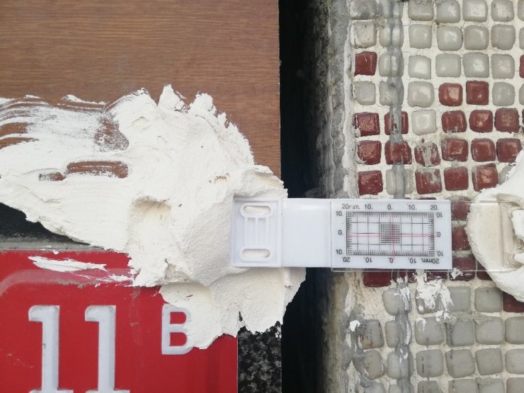 Esenyurt’ta çatlamaların olduğu bina ve sokaklarda ölçüm aletleri dikkat çekti