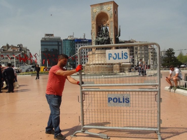 Taksim Meydanı’na kamyonetle bariyerler getirildi