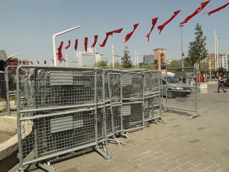 Taksim Meydanı’na kamyonetle bariyerler getirildi