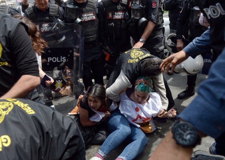 Beşiktaş’tan Taksim’e yürümek isteyen gruba polis müdahale etti