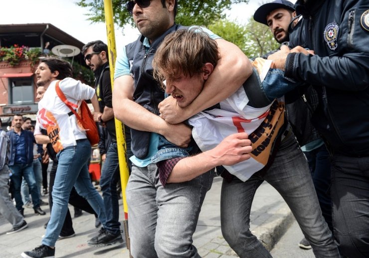 Beşiktaş’tan Taksim’e yürümek isteyen gruba polis müdahale etti