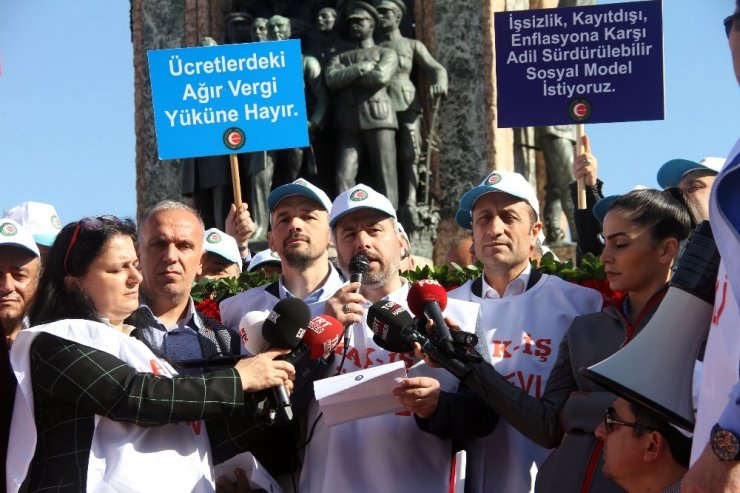HAK-İŞ üyeleri Taksim’deki Cumhuriyet Anıtı’na çelenk bıraktı