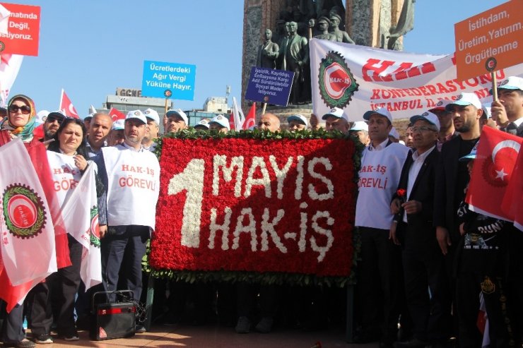 HAK-İŞ üyeleri Taksim’deki Cumhuriyet Anıtı’na çelenk bıraktı