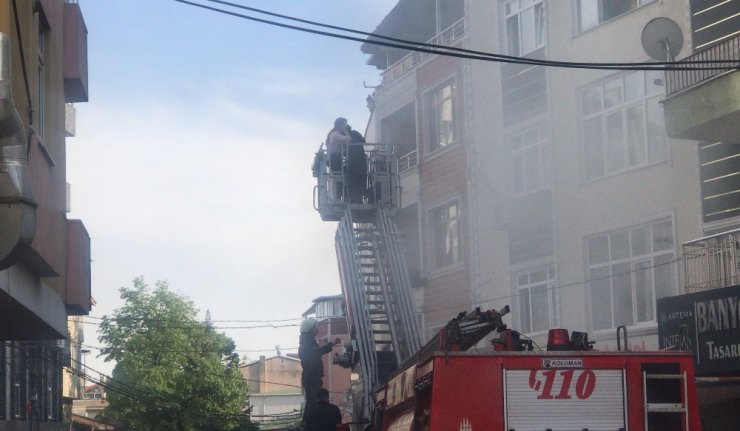 Sarıyer'de, Korku Dolu Anlar: 20 Kişi Yangında Mahsur Kaldı