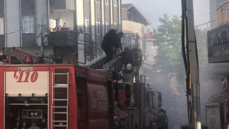 Sarıyer'de, Korku Dolu Anlar: 20 Kişi Yangında Mahsur Kaldı