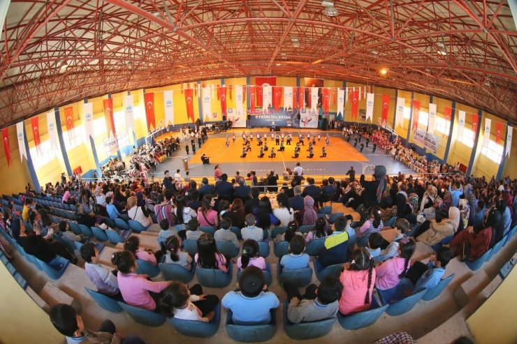 Sultangazi’de Geleneksel Halk Oyunları Şenliği düzenlendi