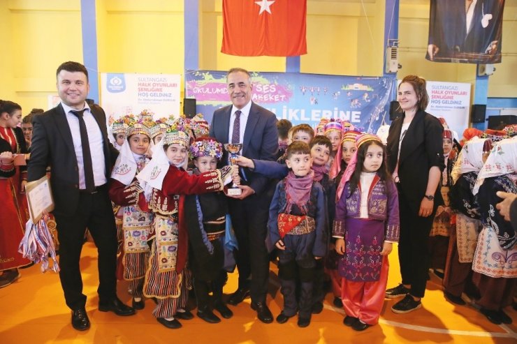 Sultangazi’de Geleneksel Halk Oyunları Şenliği düzenlendi