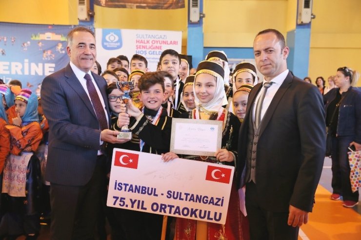 Sultangazi’de Geleneksel Halk Oyunları Şenliği düzenlendi