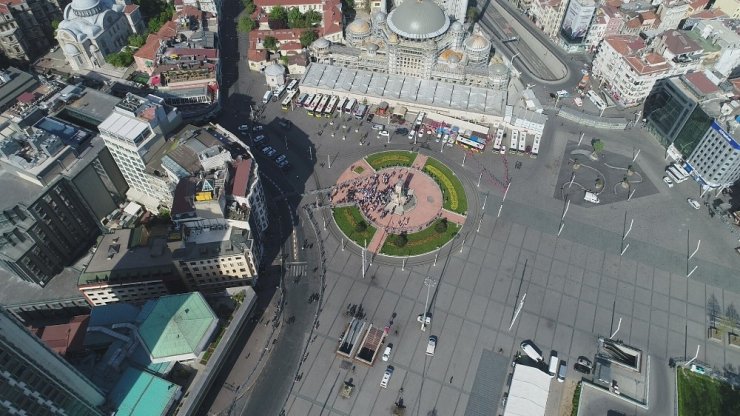 Taksim Meydanı’na sendikaların çelenk bırakması havadan görüntülendi