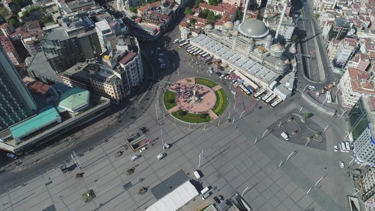 Taksim Meydanı’na sendikaların çelenk bırakması havadan görüntülendi