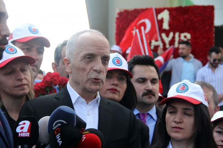 Türk-İş üyeleri Taksim Cumhuriyet Anıtı’na çelenk bıraktı