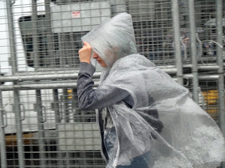 Taksim, aniden bastıran sağanak yağışa teslim oldu