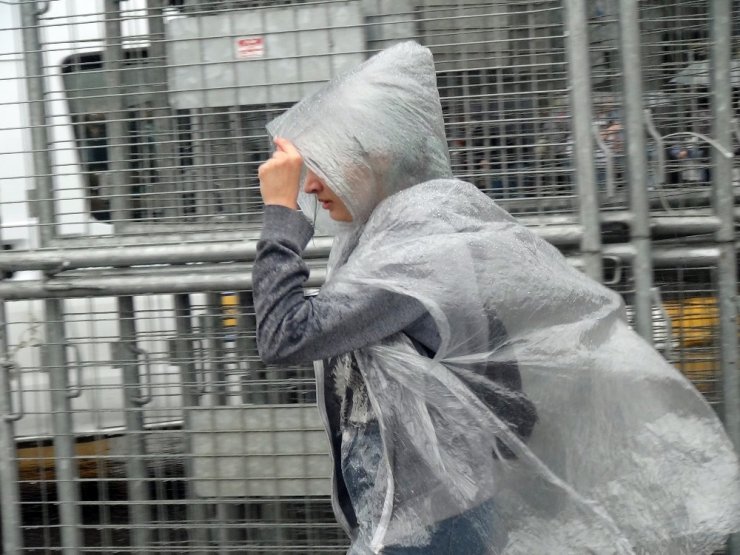 Taksim, aniden bastıran sağanak yağışa teslim oldu