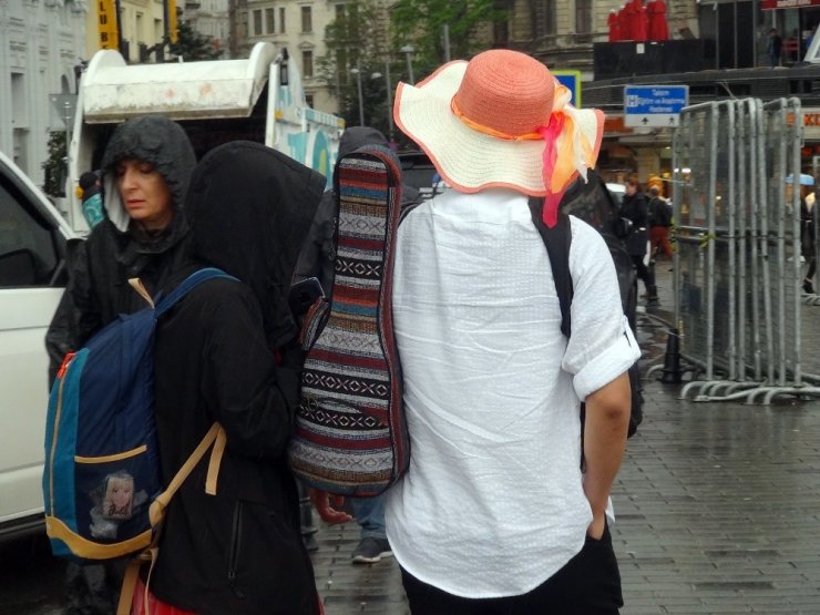 Taksim, aniden bastıran sağanak yağışa teslim oldu