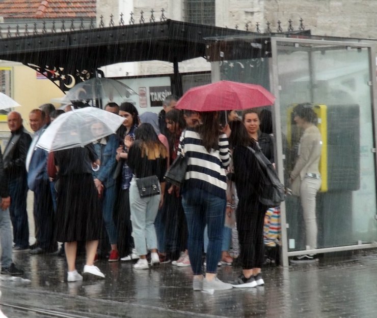 Taksim, aniden bastıran sağanak yağışa teslim oldu