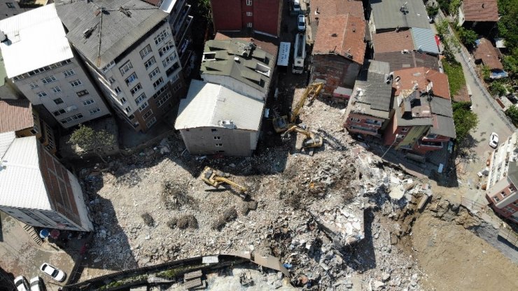 Kağıthane’de yıkım kararı verilen binaların yıkımı devam ediyor