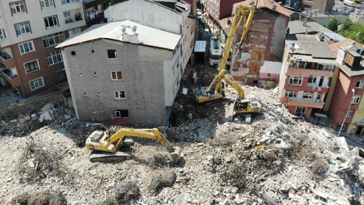 Kağıthane’de yıkım kararı verilen binaların yıkımı devam ediyor