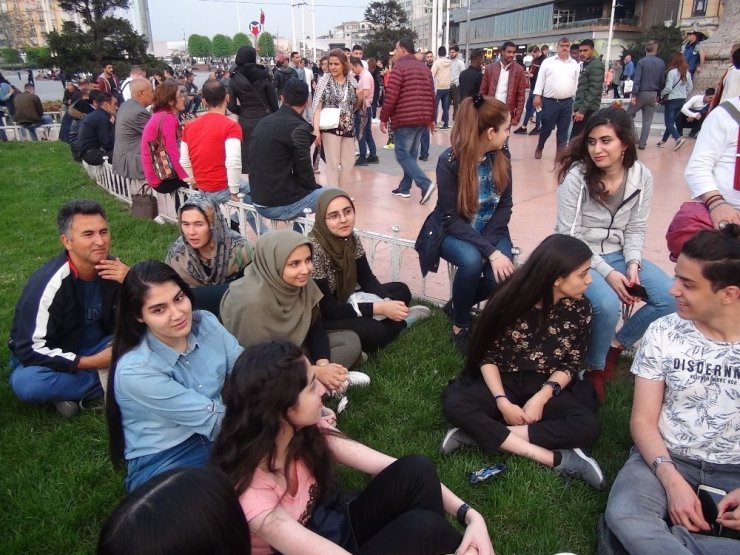 Taksim’de Şarkı Söylen İranlı Turistler Büyük İlgi Gördü