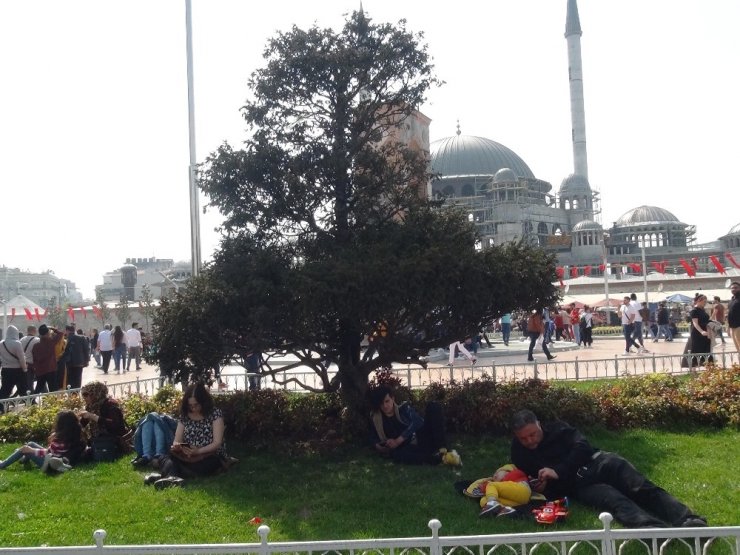 Taksim’de Şarkı Söylen İranlı Turistler Büyük İlgi Gördü