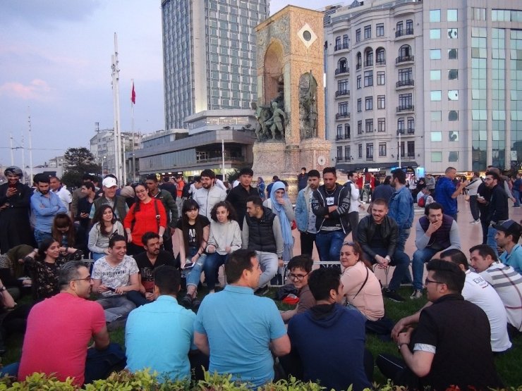 Taksim’de Şarkı Söylen İranlı Turistler Büyük İlgi Gördü