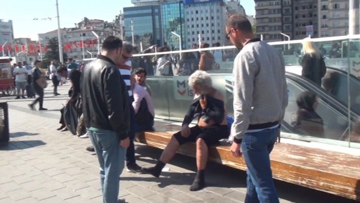 Kışın donmaktan kurtarıldı, Taksim’de güneş banyosu yaptı